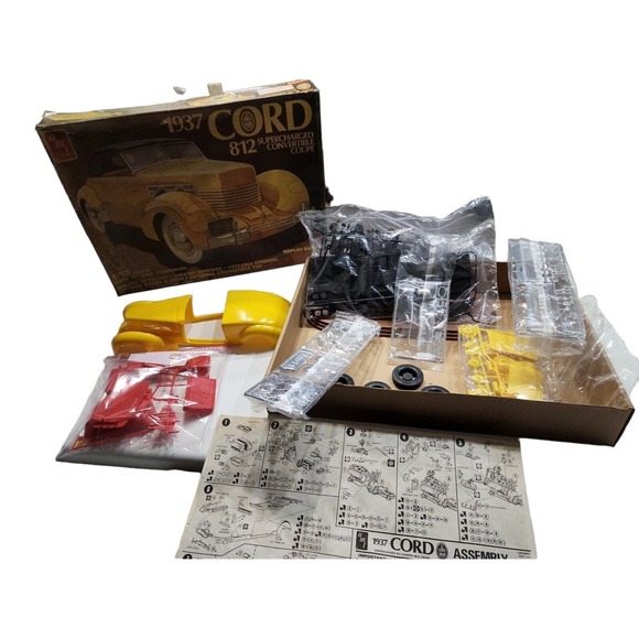 AMT 1937 Cord 812 Supercharged Convertible Coup Kit #2424 1/12th